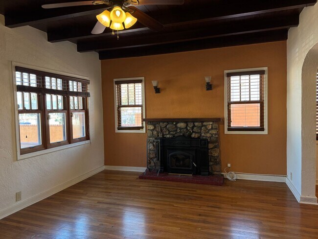 Foto del edificio - COMING SOON! Charming Mid-Town 3 Bedroom 2 Bath Main House!