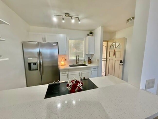 Building Photo - 2 bed 2 bath, Private yard, 2 parking stalls