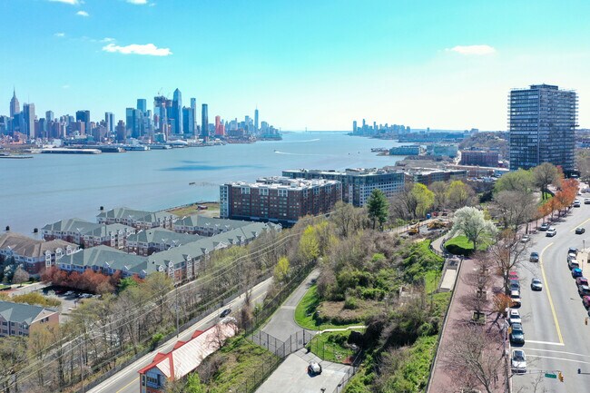HUDSON RIVER VIEW - 16 62nd St
