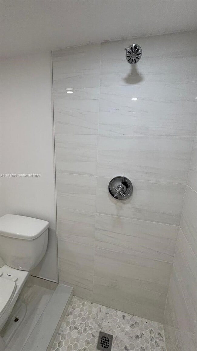 Building Photo - 1913 S Ocean Dr