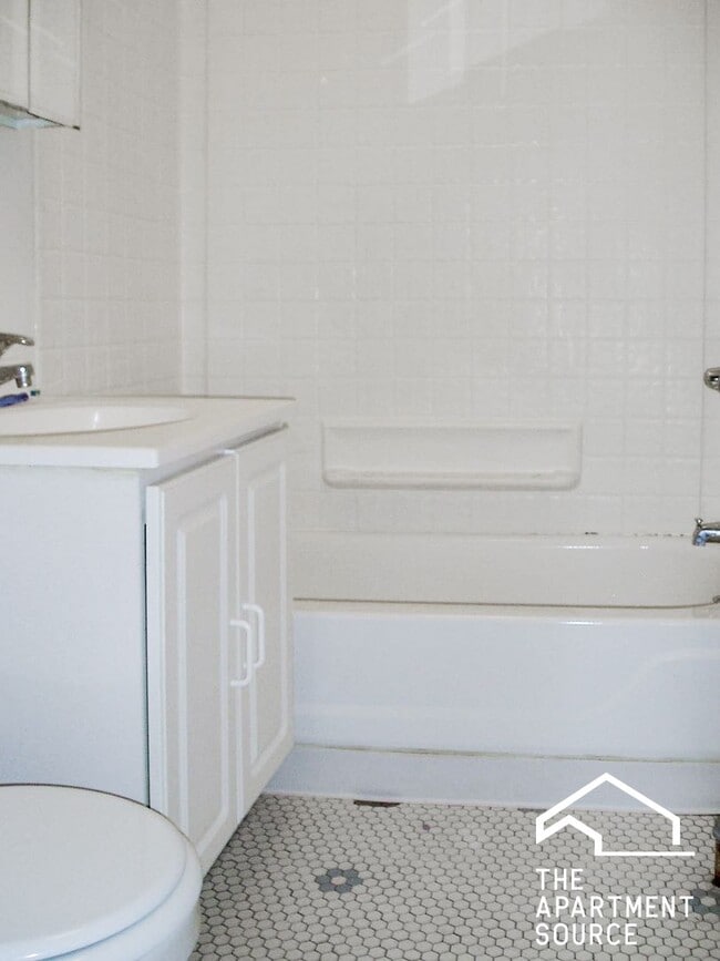 Building Photo - 4817 N Wolcott Ave