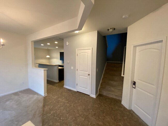 Foto del edificio - Room in 4 Bedroom Home at Bluegrove Rd