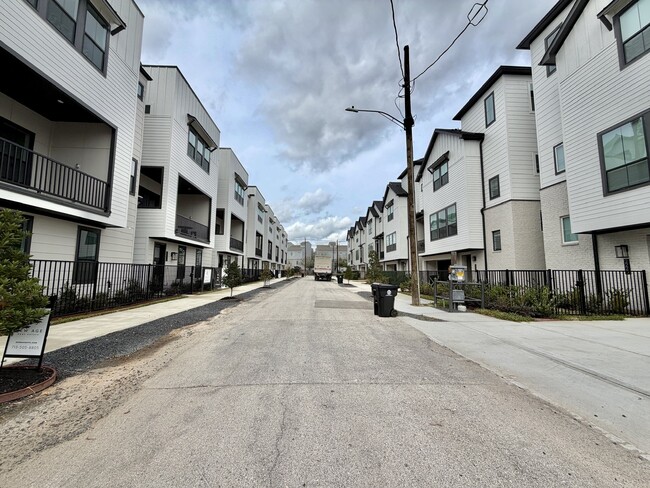 Building Photo - 2632 Bastrop St