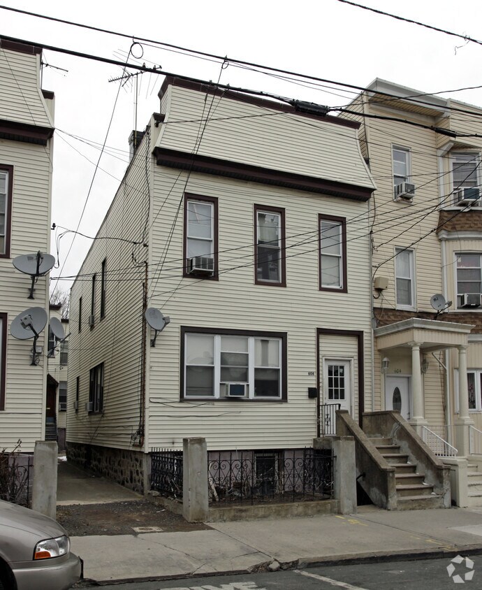 Building Photo - 606-608 10th St