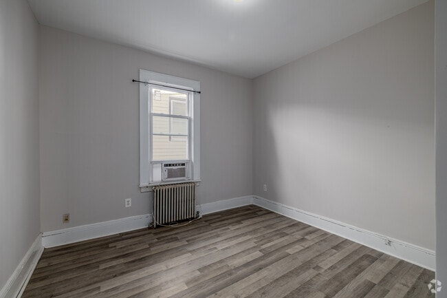 3 habitaciones, 1 baño - 677 pies cuadrados - Segundo dormitorio - 11 Courtland St