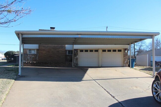 Building Photo - 200 E Marshall Dr