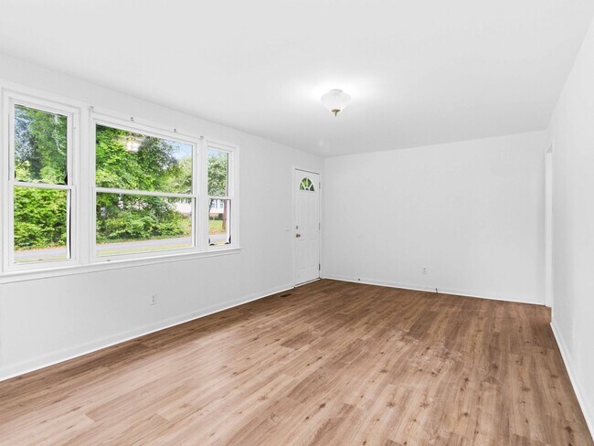Building Photo - 3 Pine Ln