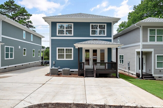 Redfield Villages - Apartamentos cerca de NC State, 140 Faircloth St. - Terraza trasera exterior y estacionamiento en la entrada - Redfield Villages