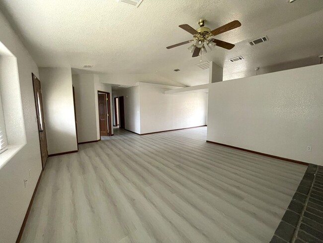 Foto del edificio - Charming Corner Home Located in North Cal ...