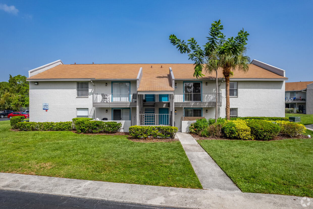 Building View - L'Estancia Apartment Homes