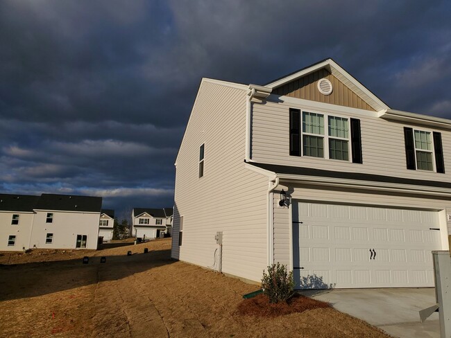 Building Photo - This Beautiful townhome is minutes from th...