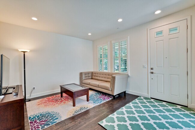 Building Photo - Modern Townhome in Prime Location — Walkab...