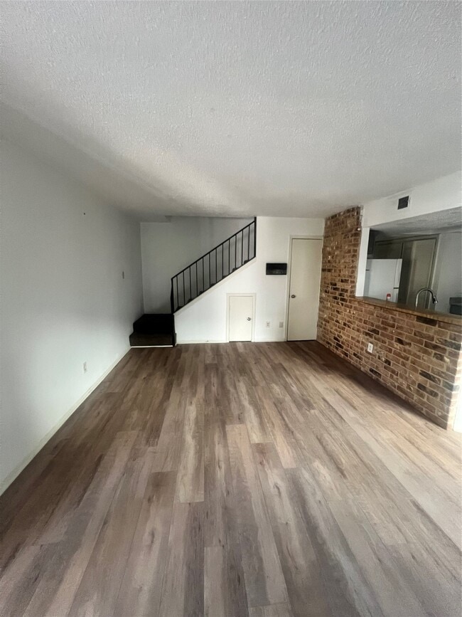 Building Photo - 5670 Birchmont Dr