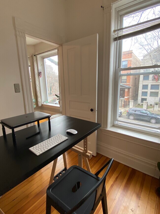 Windows in bedroom or office. - 909 N Winchester Ave