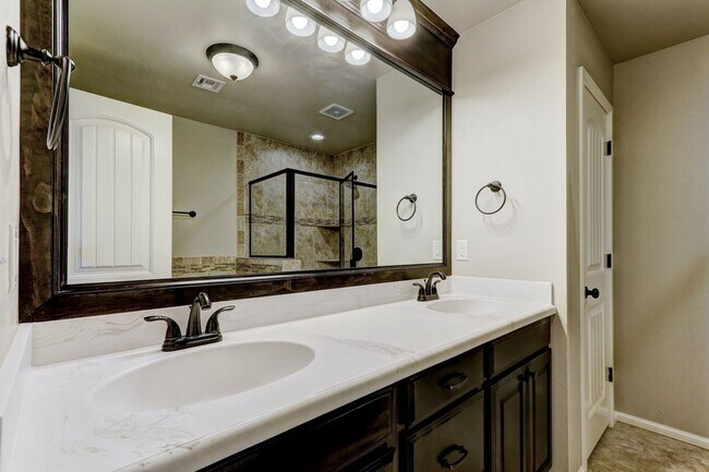 Foto del edificio - HOME AVAILABLE FOR LEASE