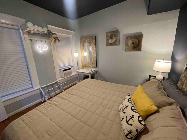 Building Photo - 2423 Avenue Q