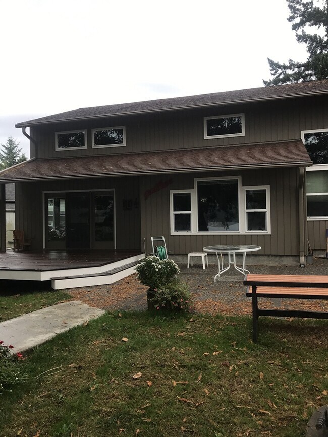 Building Photo - 17306 Lakeview Blvd