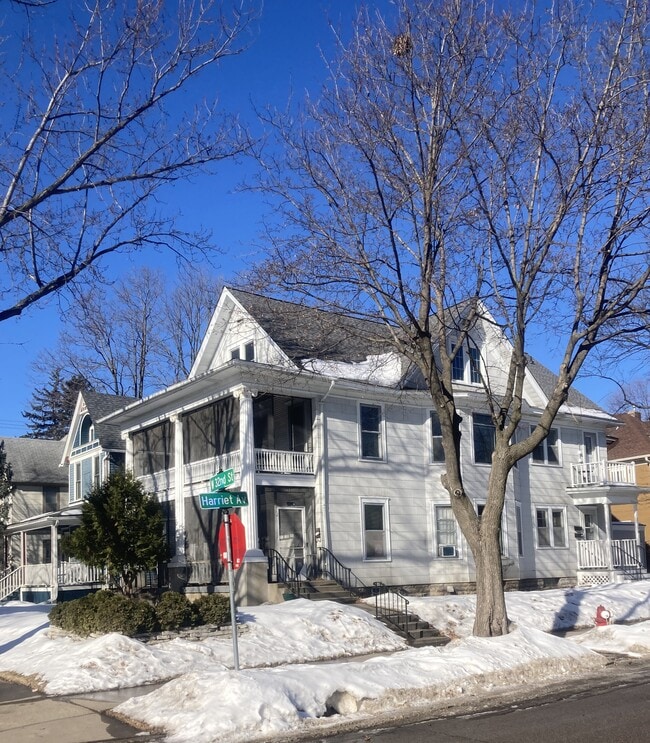 Building Photo - 3150 Harriet Ave