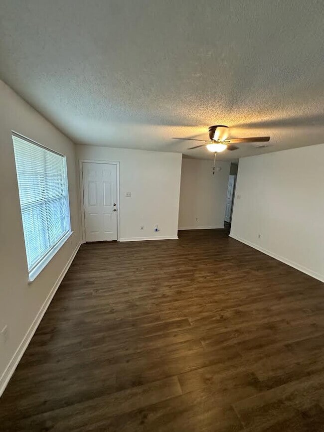 Foto del edificio - "Charming 3-Bed home with 2 Baths in Fort ...