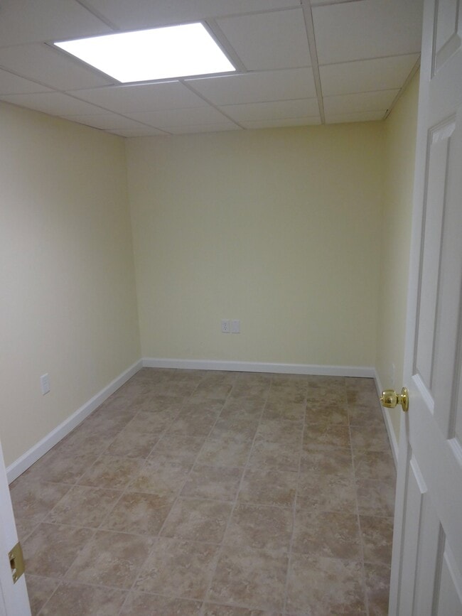 Building Photo - 897 Jefferson Hill Rd