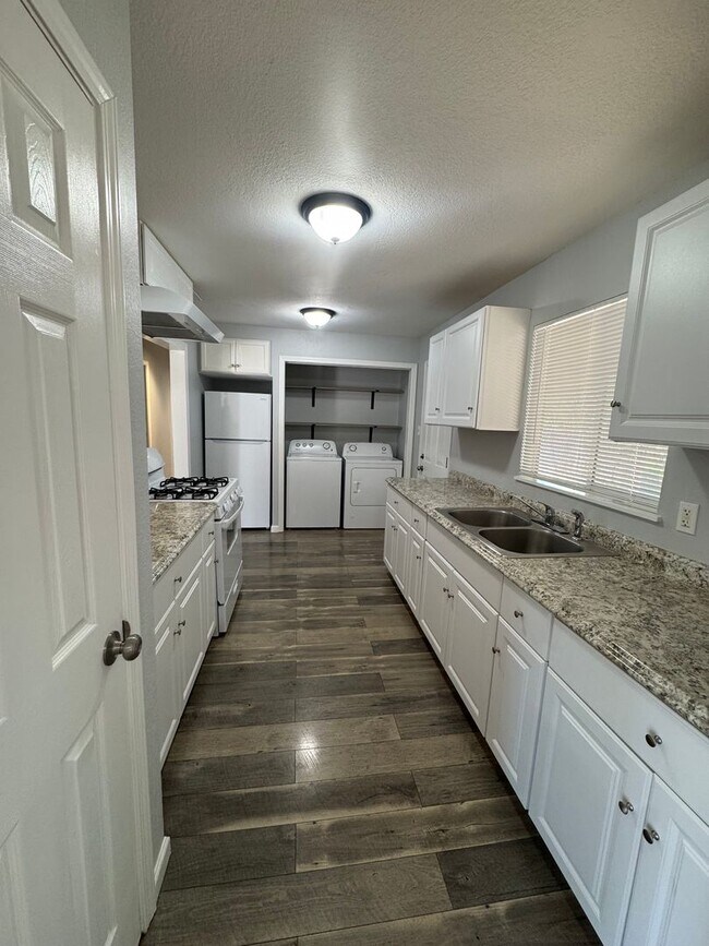 Building Photo - SPACIOUS 4 BED 2 BATH HOUSE WITH LARGE FENCED BACKYARD IN SHASTA LAKE