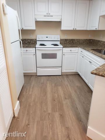 Building Photo - 700 Crestwood Ct S