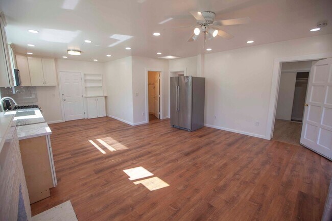 Building Photo - 3121-Bona