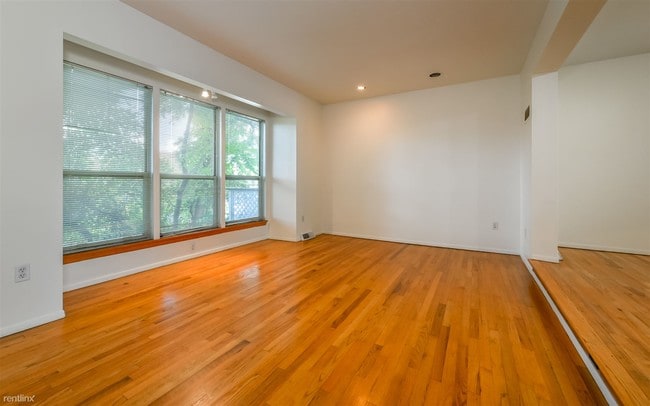 Building Photo - 3 br, 2.5 bath Townhome - 17 Hemingway St