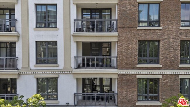 Foto del edificio - 317 Caruso Ave
