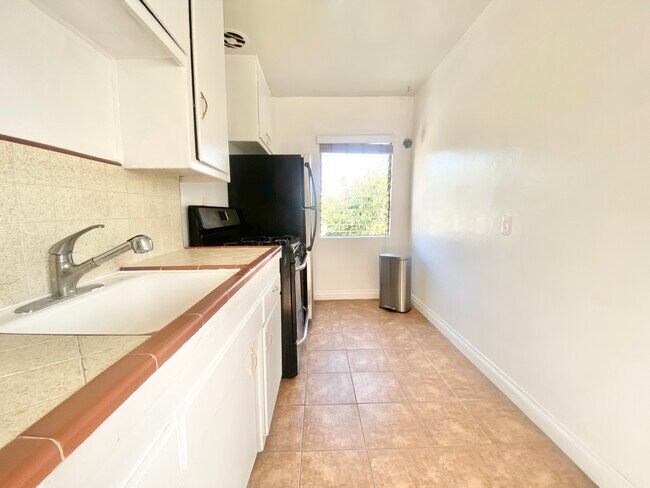 Building Photo - 1054 S Cloverdale Ave