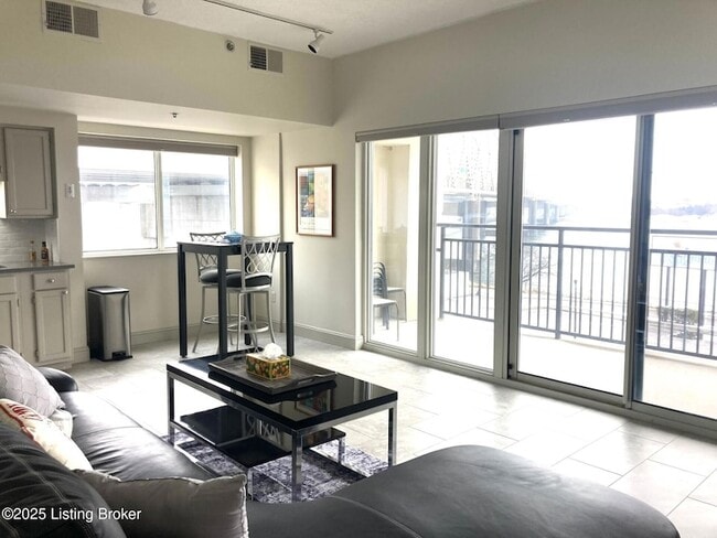 Building Photo - 1 Riverpointe Plaza