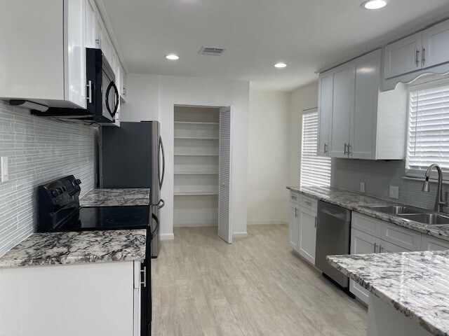 Building Photo - 10029 Hazelhurst Dr