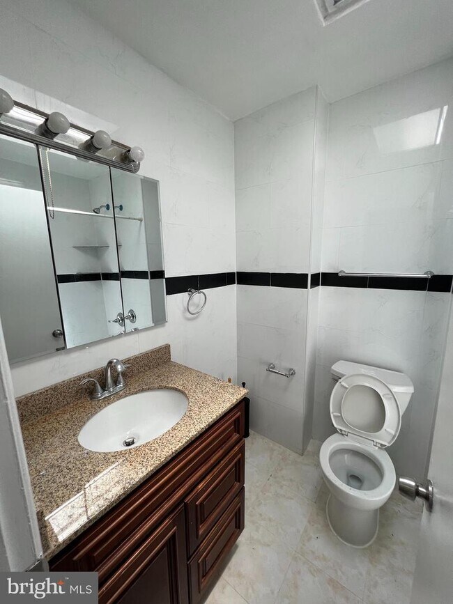 Foto del edificio - 3674 Friar Rd