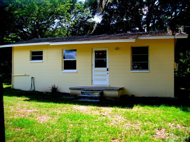 Building Photo - 2BR/1BA Home in a Quiet & Beautiful Countr...