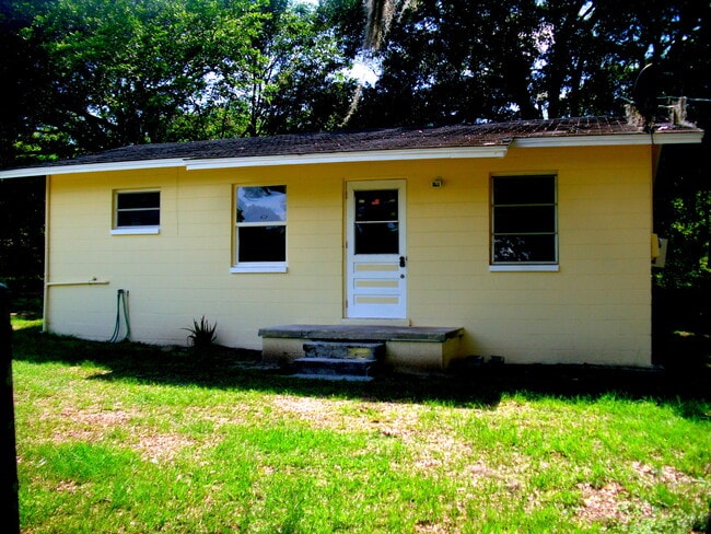 Foto del edificio - 2BR/1BA Home in a Quiet & Beautiful Countr...