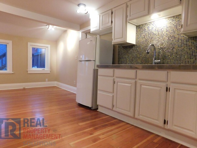Building Photo - Classic Craftsman Top Floor Unit in Nob Hill!