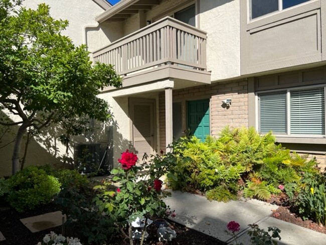 Building Photo - Very Spacious 2 Story 3/2.5 Townhome Locat...