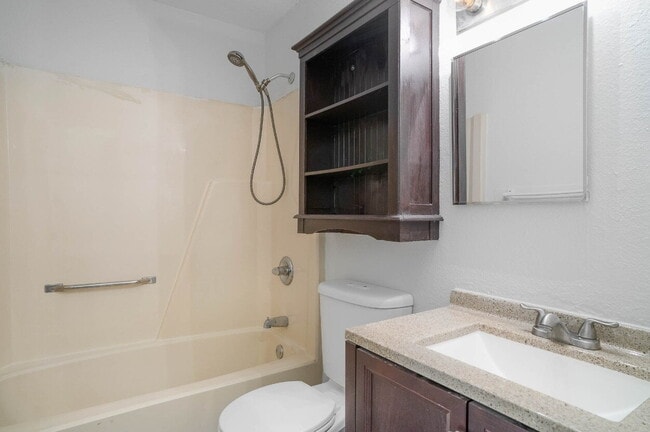 Building Photo - Great Location! 2/1 Duplex Near Downtown Fort Worth