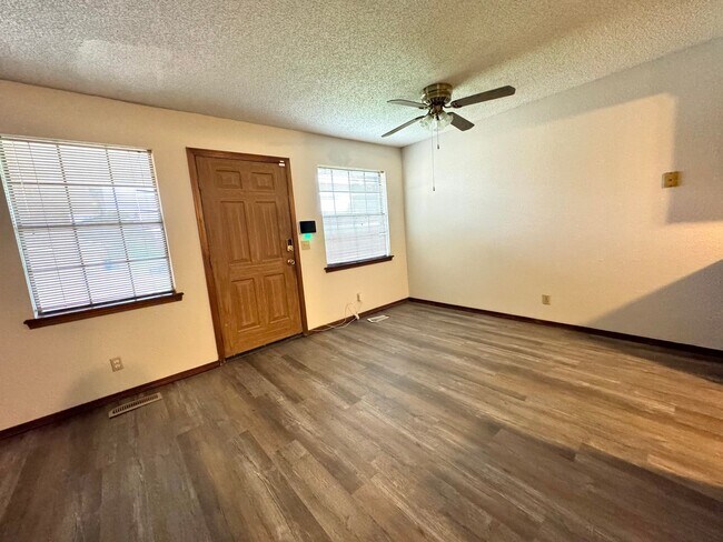 Foto del edificio - 3 bedroom 2 bathroom duplex In Broken Arrow!