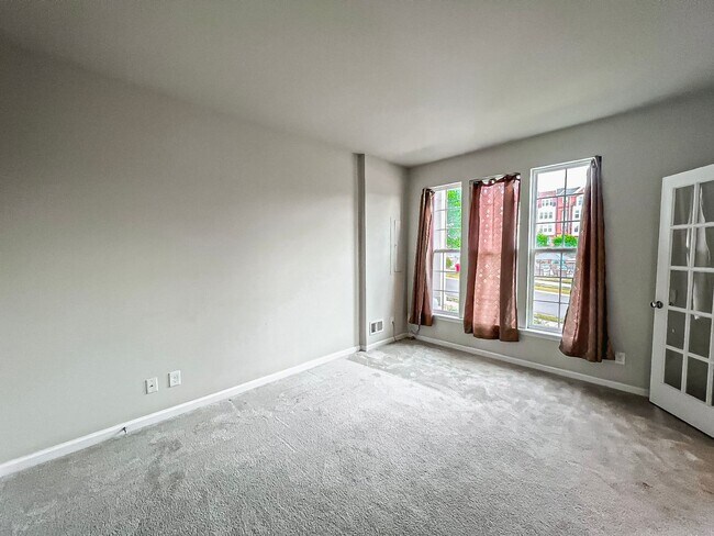 Foto del edificio - Beautiful and Spacious 3 Bed 2/2 Bath Bric...