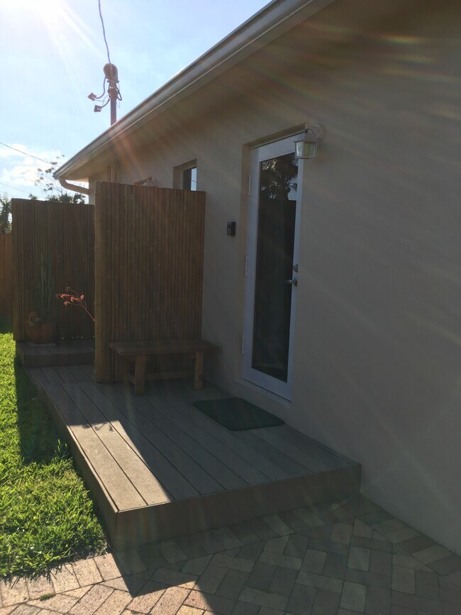 Puerta principal - 2414 Harding St