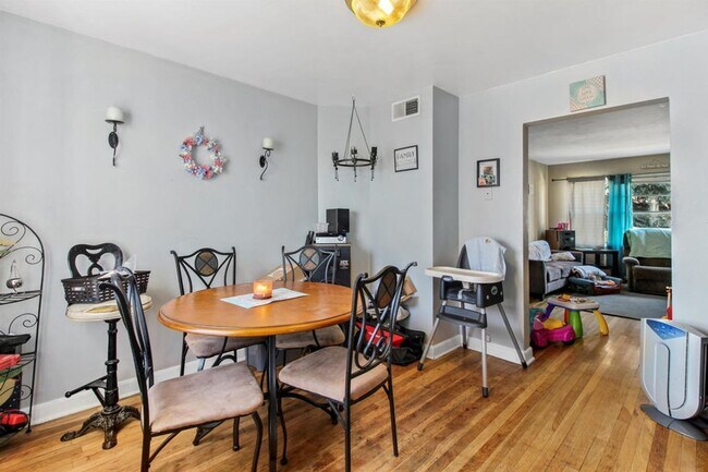 Building Photo - Charming 2 Bedroom Upper Unit in West Allis!