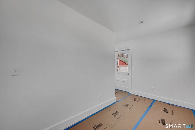 Foto del edificio - 220 Upper Grassy Hill Rd