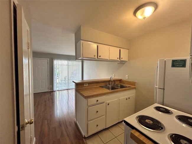 Building Photo - 807 Heights Blvd