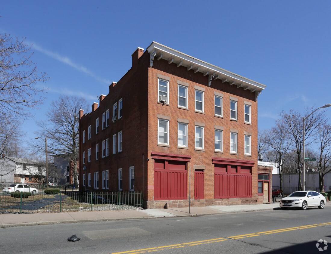 Building Photo - 168 Albany Ave
