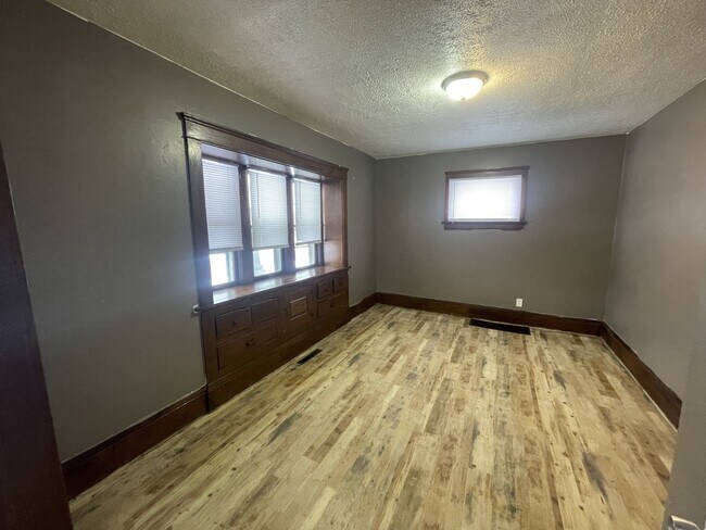 Building Photo - 944 Baughman St