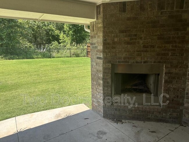 Building Photo - 8308 Poplar Dr