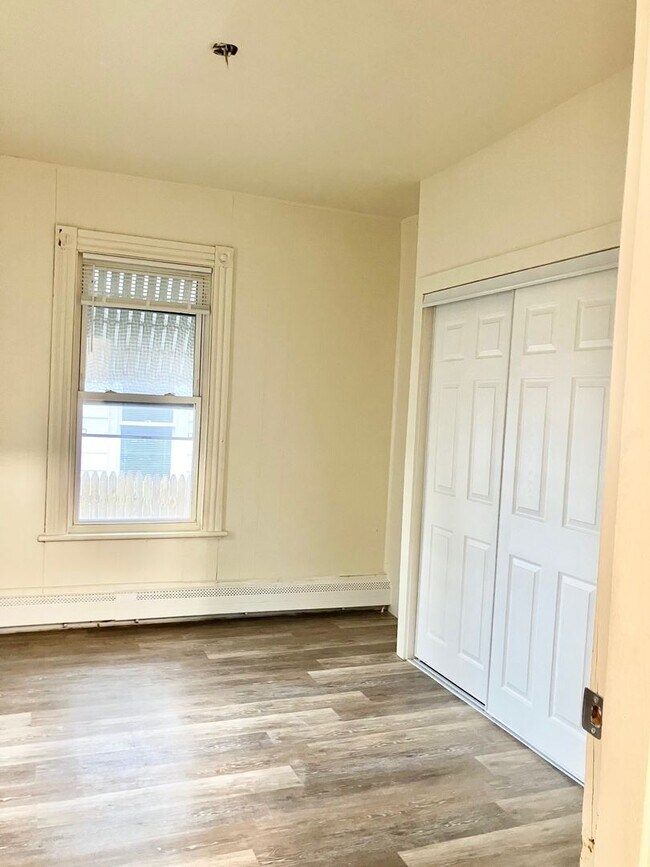 Building Photo - Single Family Home 4 bed/ 2 bath