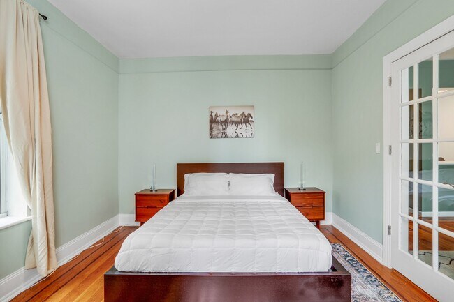 Building Photo - ROOM ONLY in 3-bed/1.0-bath Home