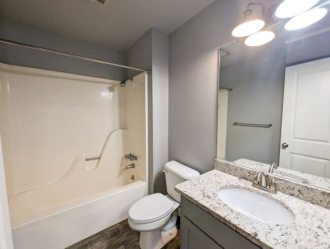 Building Photo - Move-in Ready 3 bed/ 2 bath home in South ...